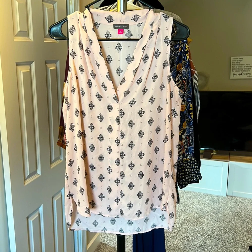 Vince Camuto Sharp Women’s Blouse Tank Top, Blush w/ black/navy design, Small - Picture 1 of 3